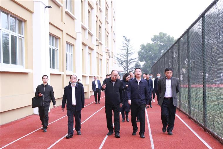 李英明就博骏双语学校整个发展历程作了详细的介绍,他谈到,威远县博骏