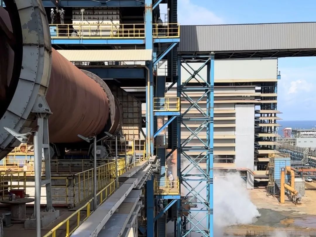 当天,5号矿热炉用电量1044561kwh,焙砂投入量2089.8吨,日产镍铁257.